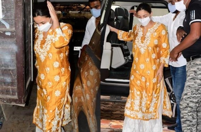 Ranbir Kapoor's wife Alia Bhatt spotted with her baby bump